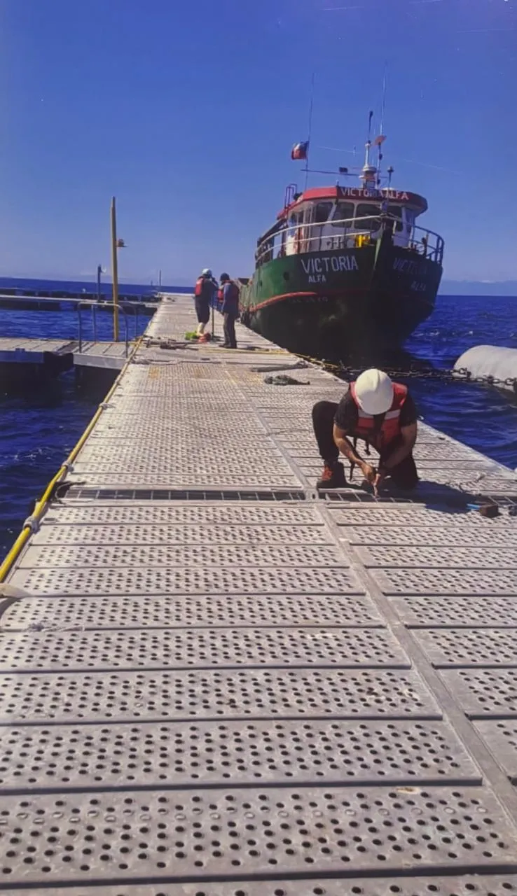 Personal FISHMASTER en un módulo de cultivo frente al mar